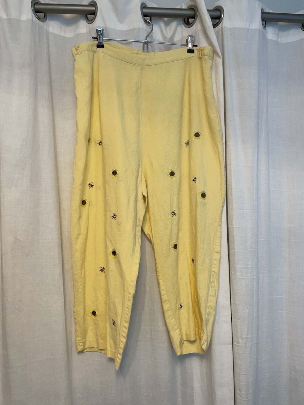 AKC size 1X linen / rayon sunflower and bee capris black embroidered floral